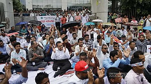 অর্থ উপদেষ্টার সঙ্গে বসছেন কর-কাস্টমসের আন্দোলনকারীরা