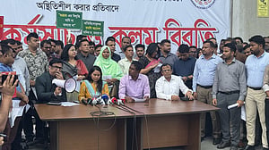এনবিআরে আন্দোলন: বদলির আদেশ ছিঁড়ে প্রতিবাদ, নতুন দপ্তরে যাননি কর্মকর্তারা