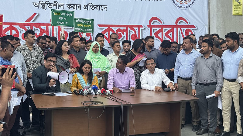 এনবিআরে আন্দোলন: বদলির আদেশ ছিঁড়ে প্রতিবাদ, নতুন দপ্তরে যাননি কর্মকর্তারা