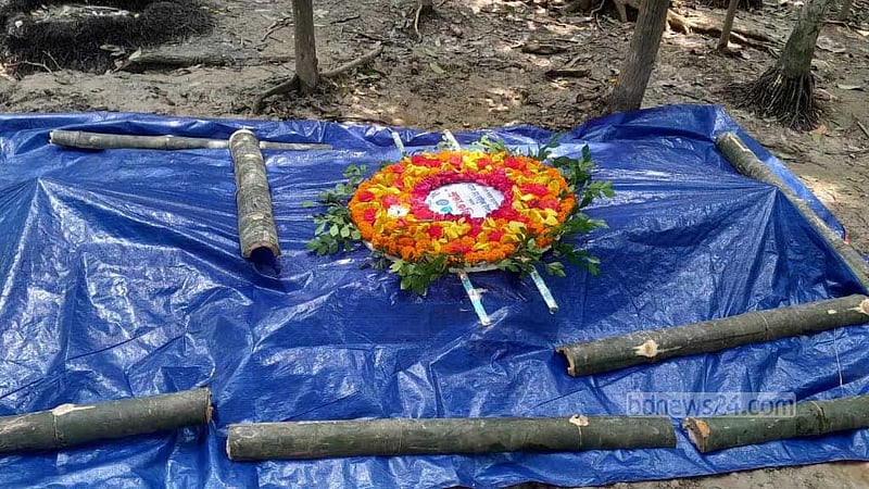 হাতিয়ায় ট্রলারডুবি: দাদার কবরের পাশে শায়িত হলেন পুলিশ সদস্য সাইফুল