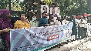 এনটিআরসিএ’র সামনে মানববন্ধন, চেয়ারম্যানের পদত্যাগ দাবি