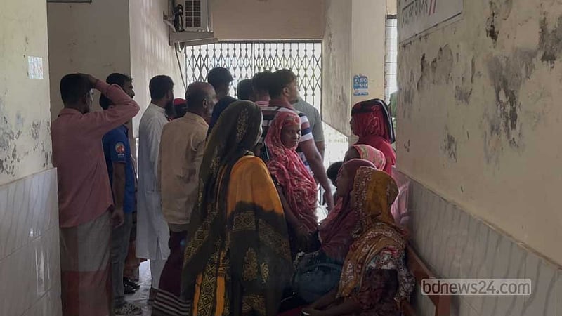 পাবনায় কভার্ড ভ্যানের ধাক্কায় মা ও মেয়েসহ নিহত ৩
