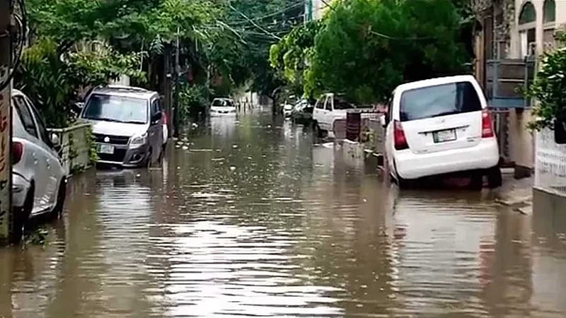 পাকিস্তানে বৃষ্টি-বন্যা-ধসে আরও ৮ জনের মৃত্যু