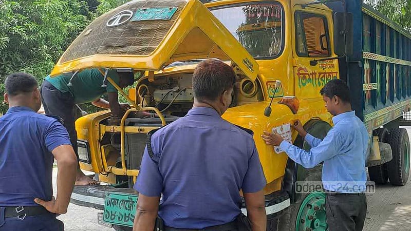 পঞ্চগড়ে শব্দ দূষণের দায়ে ছয় চালককে জরিমানা