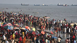 জনারণ্যে সমুদ্র দর্শন