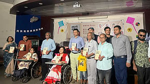 ‘অন্ধকারে লুকিয়ে রাখা’ মানুষদের বই 'শেকলবন্দি স্বাধীনতা'