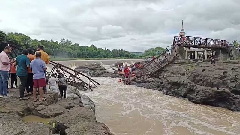 ভারতে সেতু ধসে নদীতে পড়ে নিহত ২ , নিখোঁজ অনেকে