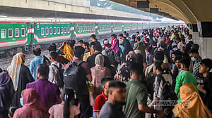 ট্রেনে বাড়ি ফেরা