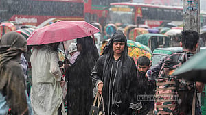 বৃষ্টিতে বিপাকে ঘরমুখো মানুষ