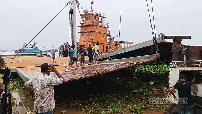 পদ্মায় পানি বৃদ্ধি: দৌলতদিয়ায় ফেরিঘাট তলিয়ে বন্ধ পারাপার