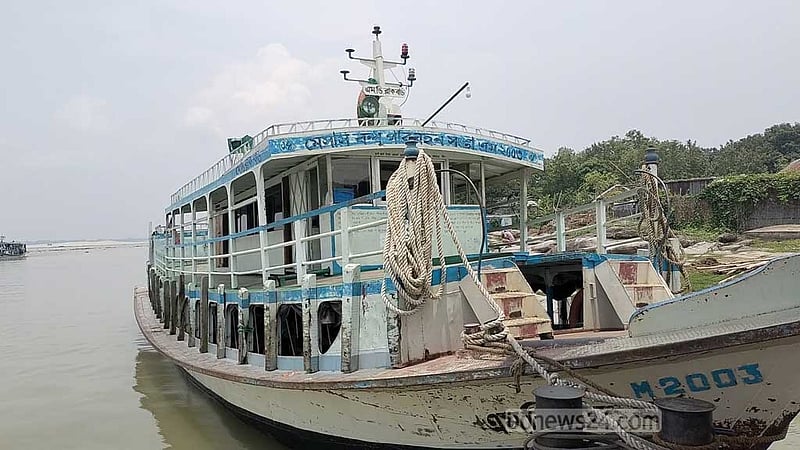 দৌলতদিয়ায় ডুবোচরে ধাক্কা খেয়ে তিন যাত্রী ছিটকে নদীতে, লঞ্চে ভাঙচুর