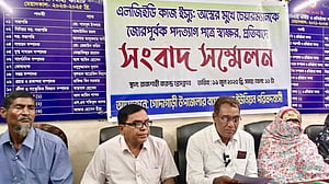 ‘মব সৃষ্টি’ করে পদত্যাগপত্রে চেয়ারম্যানের স্বাক্ষর নেওয়ার অভিযোগ