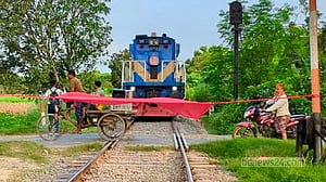 নন্দনগাছীতে ট্রেন থামানোর দাবিতে অবরোধ,  ২ ঘণ্টা বন্ধ রাজশাহীর রেলপথ