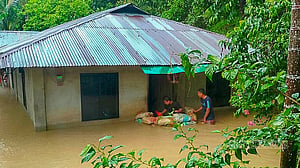 রাঙামাটিতে পাহাড় ধস, তলিয়েছে রাস্তা