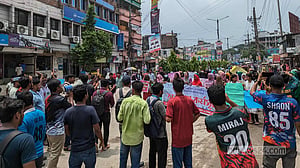 কারমাইকেল কলেজে ‘শাটডাউন’ অব্যাহত, রেল-সড়ক অবরোধের হুমকি