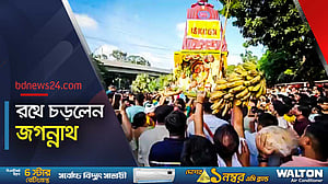 রাজধানীতে বর্ণিল রথযাত্রা, আনন্দমুখর মানুষ