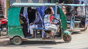 জোড়াতালির অটোরিকশা