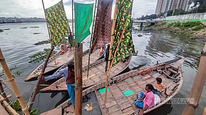 বুড়িগঙ্গায় পাল তুলেছে নৌকা
