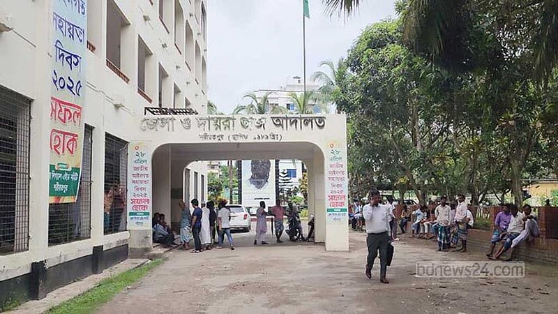 শরীয়তপুরে আদালত চত্বর থেকে হাতকড়াসহ ২ আসামির চম্পট