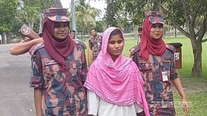‘ভারতে পাচারকালে আধা কেজি সোনাসহ’ নারী আটক