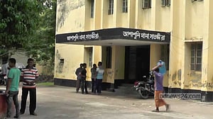সাতক্ষীরায় চরের কেওড়া গাছে নেটে আটকানো, মুখ থেতলানো লাশ