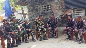 ভারতে আটক ৬ বাংলাদেশিকে বিজিবির কাছে হস্তান্তর