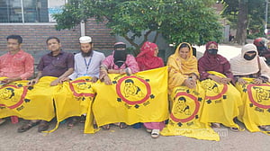 সাতক্ষীরায় ৬ দফা দাবিতে স্বাস্থ্য সহকারীদের কর্মবিরতি