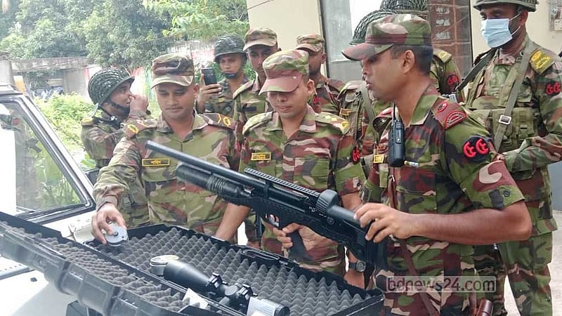 সাবেক এমপির বাড়িতে সেনা অভিযান, ছেলে আটক, অস্ত্র-মাদক জব্দ