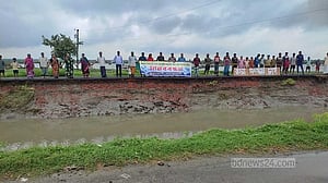 সাতক্ষীরায় ৩ উপজেলার সংযোগ রাস্তাটি সংস্কারের দাবিতে বিক্ষোভ