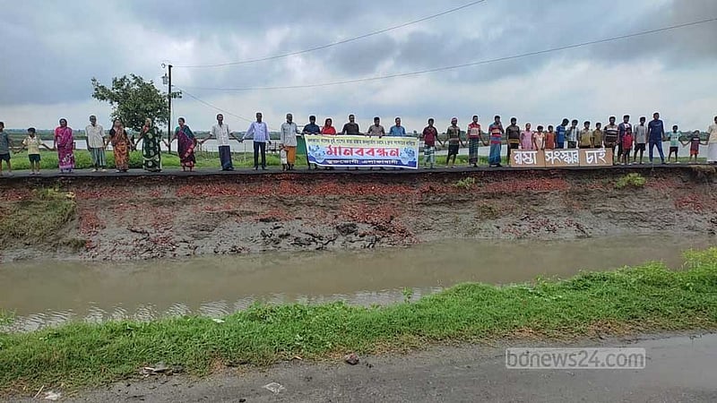 সাতক্ষীরায় ৩ উপজেলার সংযোগ রাস্তাটি সংস্কারের দাবিতে বিক্ষোভ