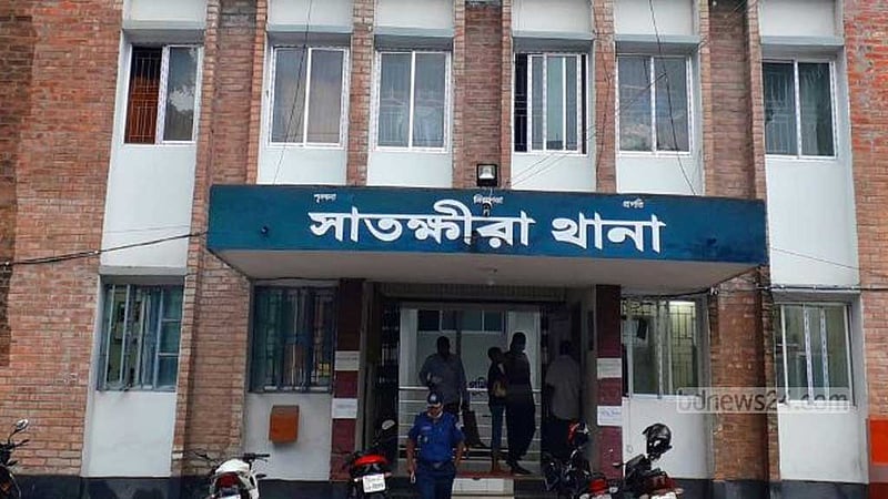সাতক্ষীরায় শিক্ষককে মারধর করে ‘বাজার ঘোরানোর’ অভিযোগ