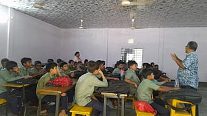 ছুটি শে‌ষে খুলল স্কুল, স্বাস্থ্যবিধিতে অনীহা