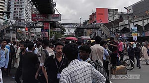 সায়েন্স ল্যাব মোড়ে সোয়া ঘণ্টা অবরোধ আইডিয়াল শিক্ষার্থীদের