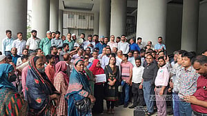 সচিবালয়ে কর্মচারীদের বিক্ষোভ, উপস্থিতি কম