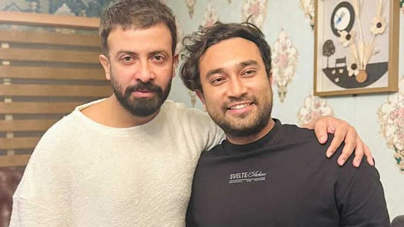 জোভান কেন শাকিবের সঙ্গে ছবি দিলেন