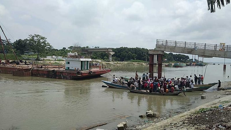 নৌযানের ধাক্কা: শরীয়তপুরে দ্বিতীয় দফায় ভাঙল নির্মাণাধীন ফুট বেইলি সেতু