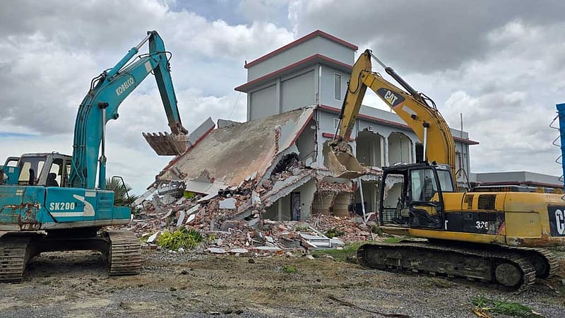 সীতাকুণ্ডে শতাধিক একর খাসজমিতে গড়ে ওঠা শিপব্রেকিং ইয়ার্ড উচ্ছেদ