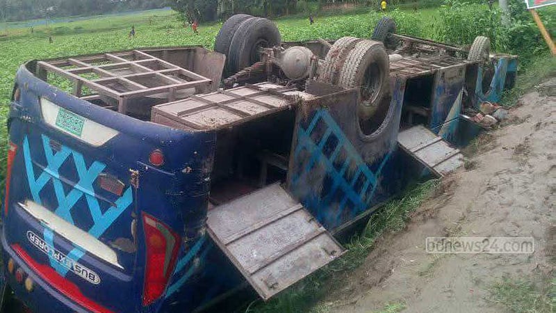সিরাজগঞ্জে বাস উল্টে খাদে, যাত্রী নিহত