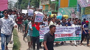 রবীন্দ্র কাছারি বাড়িতে দর্শনার্থীকে মারধর: বিক্ষোভ শেষে অডিটোরিয়াম ভাঙচুর