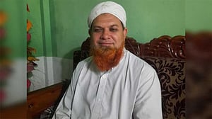 সিরাজগঞ্জে ঝড়ে মাথায় ডাল ভেঙে শিক্ষকের মৃত্যু