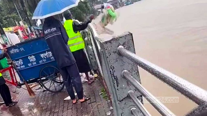 সুরমা নদীতে ময়লা ফেলার ভিডিও ভাইরাল, সিটি করপোরেশনের ৩ কর্মী বরখাস্ত