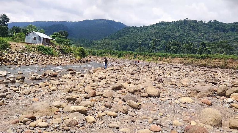 জাফলংয়ে পর্যটকদের সঙ্গে হাতাহাতি, উৎমাছড়ায় যেতে নিষেধ
