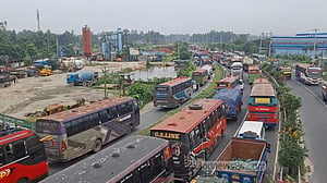 যমুনা সেতুর দুপারেই তীব্র যানজট, ভোগান্তি