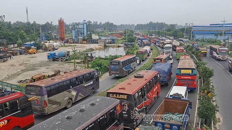 যমুনা সেতুর দুপারেই তীব্র যানজট, ভোগান্তি