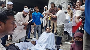 সচিবালয়মুখী শিক্ষক নিবন্ধনধারীদের মিছিলে সাউন্ড গ্রেনেড ও লাঠিপেটা
