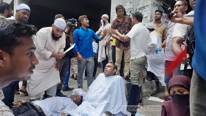 সচিবালয়মুখী শিক্ষক নিবন্ধনধারীদের মিছিলে সাউন্ড গ্রেনেড ও লাঠিপেটা