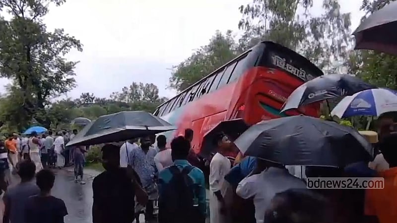 মেয়েকে নিয়ে স্কুলে যাচ্ছিলেন বাবা, বাসের ধাক্কায় প্রাণ গেল দুজনেরই