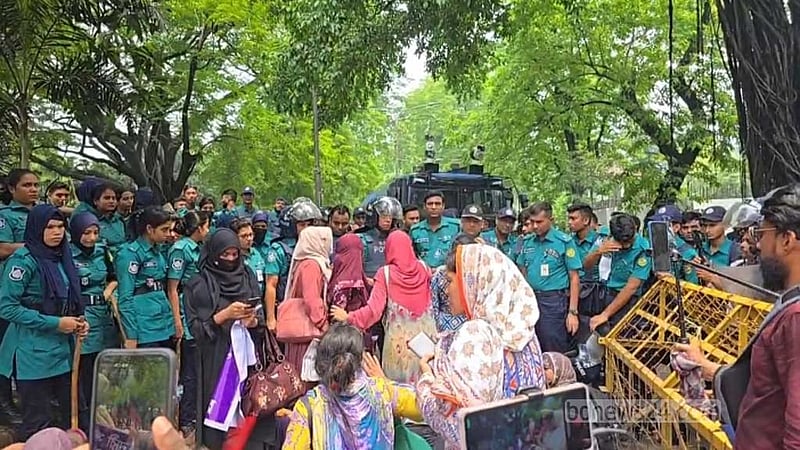 ‘তথ্য আপা’দের যমুনা অভিমুখী মিছিল আটকাল কাকরাইলে