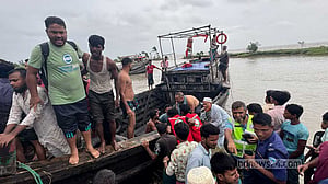 হাতিয়ায় ট্রলার ডুবি: একজনের লাশ উদ্ধার, নিখোঁজ এখনও ৫