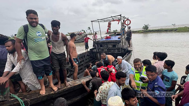 হাতিয়ায় ট্রলার ডুবি: একজনের লাশ উদ্ধার, নিখোঁজ এখনও ৫